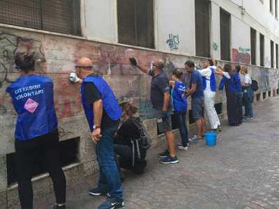 A volte di mezzo ci si mette anche la burocrazia. �� stato assurdo aspettare nove mesi per ottenere l'autorizzazione per pulire i muri della scuola Mazzini�, puntualizza Fabrizio